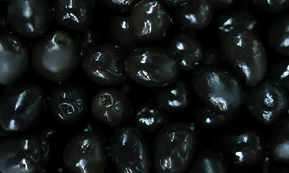 Olives noires portugaises marinées aux herbes et à l'ail – Sélection épicerie fine Les Halles du Portugal