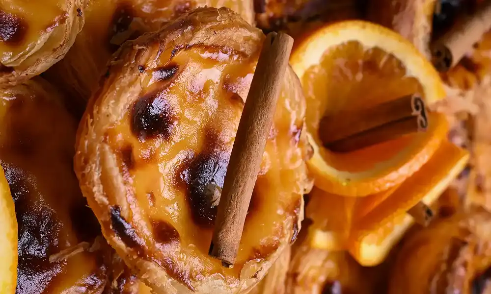 Pâtisserie traditionnelle portugaise : Pastéis de Nata saupoudrés de cannelle et sucre glace – Fait maison